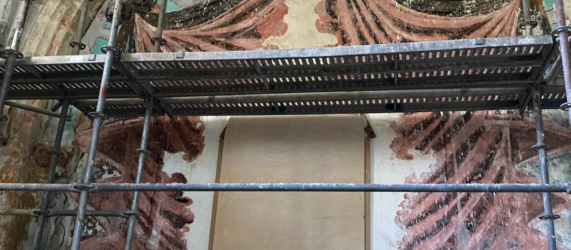 La Fundación Santa María de Toraya saca a la luz unos murales ocultos durante siglos en la sacristía de la ermita de San Pedruco de Ajo